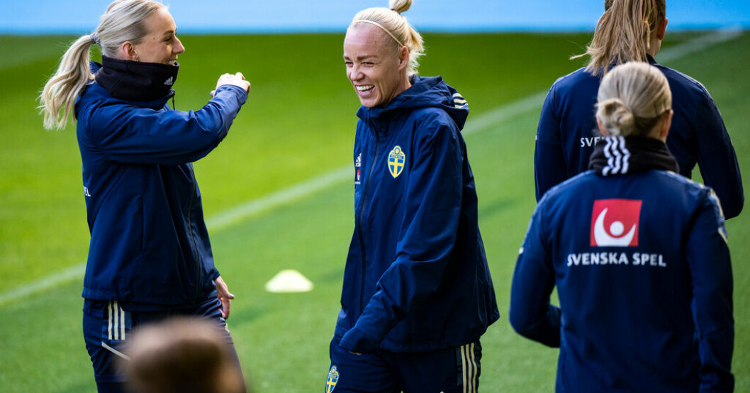 Stina Blackstenius och Caroline Seger under torsdagens träning med fotbollslandslaget på Eleda stadion i Malmö. Matchguide: Sverige–Danmark