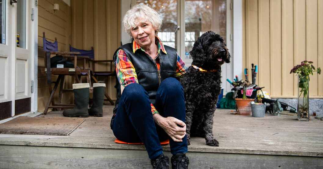 Stina med snälla labradoodlen Sally, som Vilks kallade för “Besten”. Stina Dabrowski med hunden Sally.