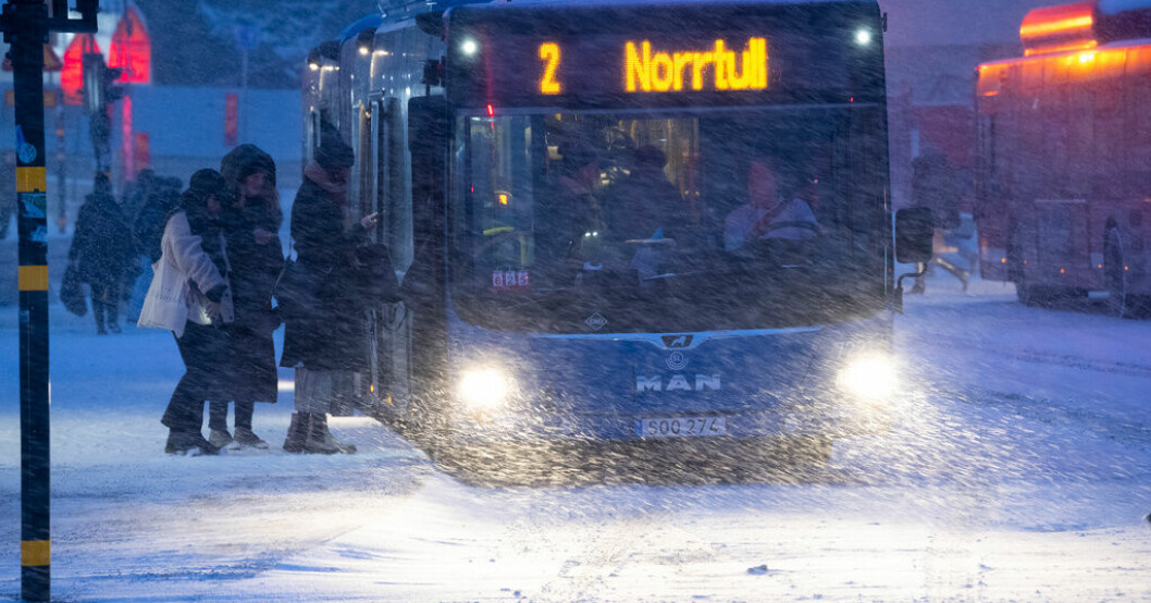 Stockholmare hukade i snö och blåst vid Slussen när snöovädret nådde huvudstaden på tisdagen. Snöovädret slår mot Stockholm – bussar ställs in