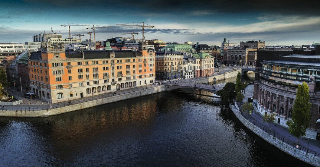 Stockholmspolisen ska höja säkerheten vid "symboliskt viktiga byggnader". Flygbild över regeringskansliet, Rosenbad och Sagerska palatset, med Riksbron och riksdagshuset till höger. Arkivbild. Polis ska stärka säkerheten efter attentatshot