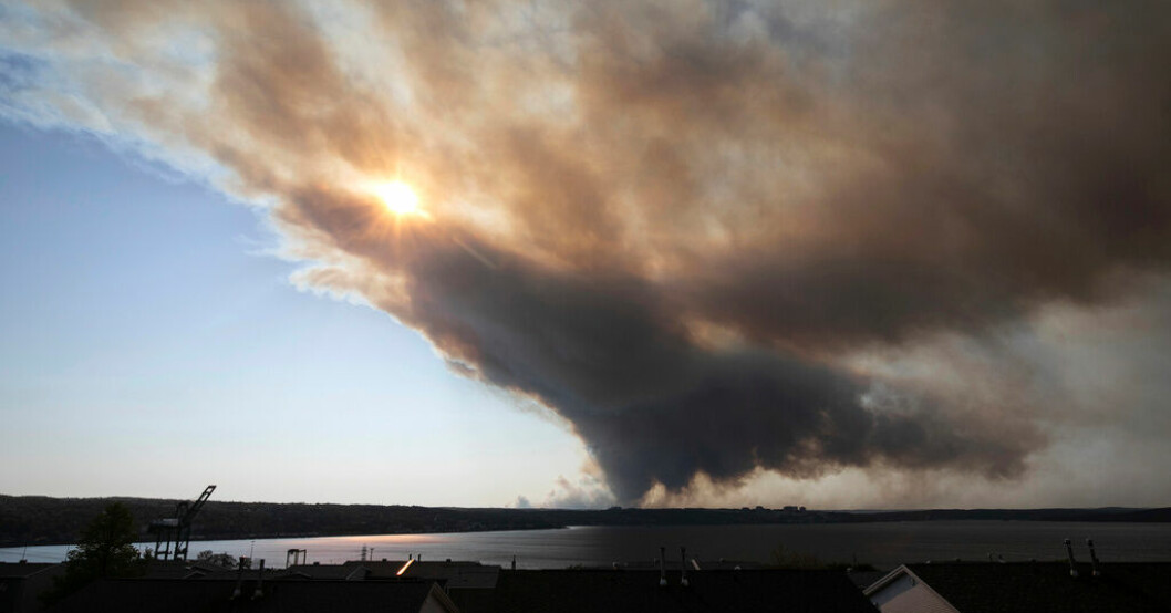Stora rökmoln syns på himlen över Halifax i Nova Scotia i Kanada på måndagen. Tusentals personer har evakuerats från sina hem för att undkomma hundratals skogsbränder som rasar. Tusentals flyr bränder i Kanada