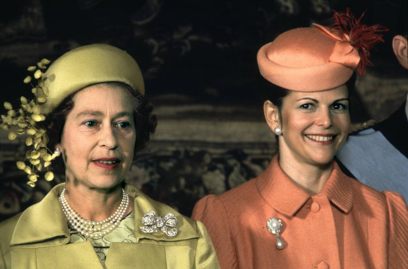 Storbritanniens drottning Elizabeth II och Sveriges drottning Silvia under ett fototillfälle på Stockholms slott 25:e maj 1983. Det brittiska Drottningparet är i Sverige på ett fyra dagars officiellt statsbesök 25-28 maj