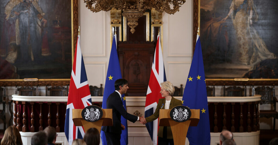 Storbritanniens premiärminister Rishi Sunak och EU-kommissionens ordförande Ursula Leyen skakar hand efter att de hållit måndagens presskonferens. Avtal med sista byggstenen i brexit presenterat