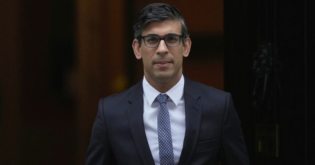 Storbritanniens premiärminister Rishi Sunak utanför 10 Downing Street i London i onsdags. Ny brittisk lag ska stoppa migranter