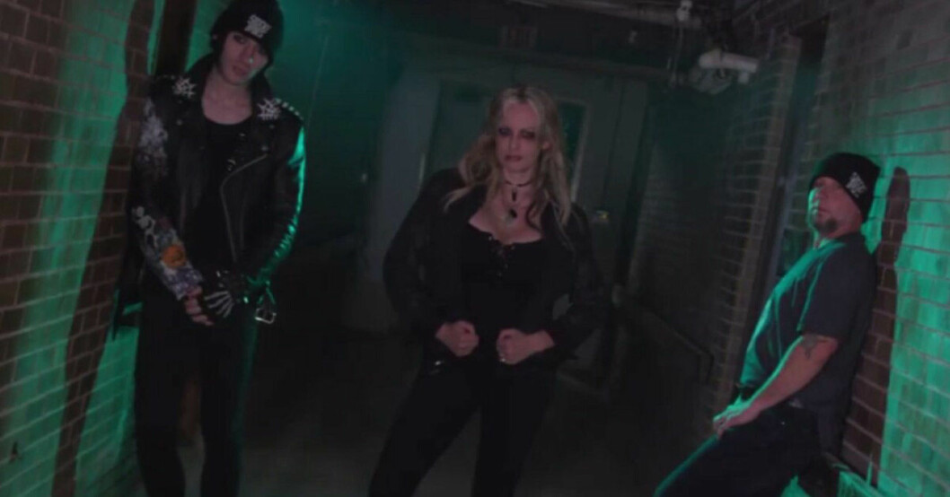 Stormy Daniels i sin nya spökaktiga omgivning. Stormy Daniels i sin nya spökshow.
