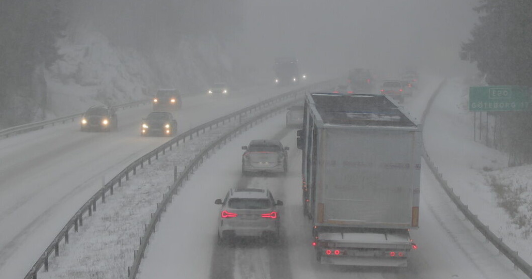 Stort snökaos lamslår i vissa delar av Sverige.