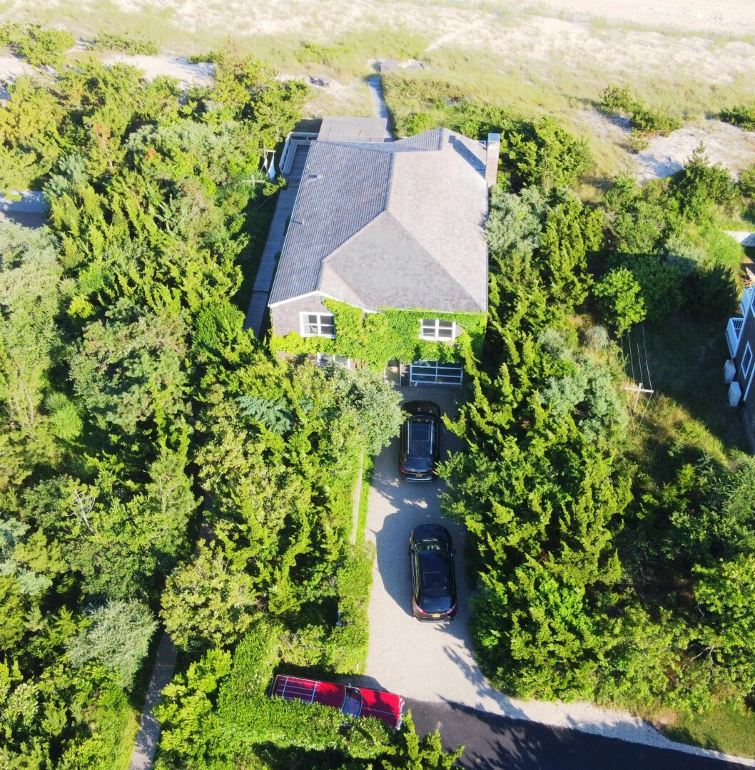 Strandvillan i The Hamptons är ett så kallat suterränghus, det vill säga att det är byggt på en sluttning. Strandvillan i The Hamptons är ett så kallat suterränghus, det vill säga att det är byggt på en sluttning.