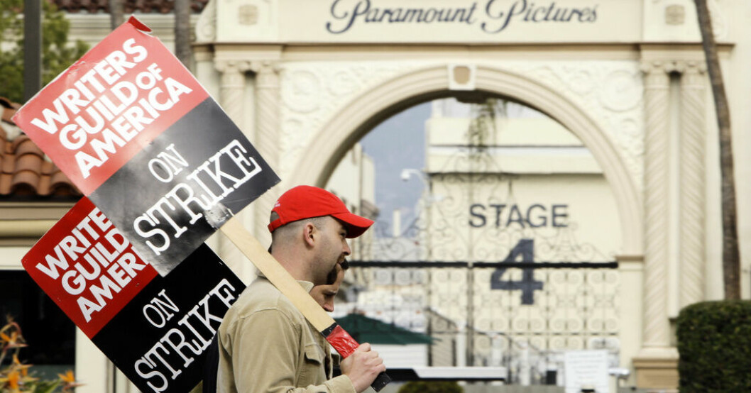 Strejkvakter utanför anrika filmbolaget Paramount i Los Angeles. Så såg det ut förra gången Hollywoods manusförfattare gick ut i strejk 2007–2008. Arkivbild. Strejk hotar att lamslå Hollywood