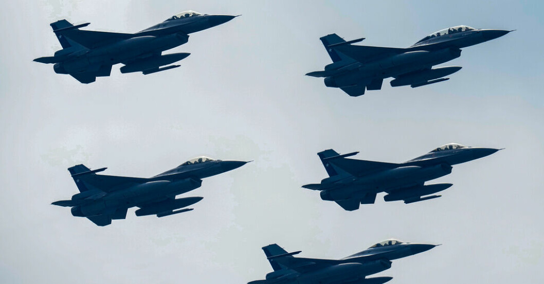 Stridsplan av typ F-16 misstänks ligga bakom de mystiska skakningarna på Bornholm förra veckan. Arkivbild. Polsk flygövning när Bornholm skakade