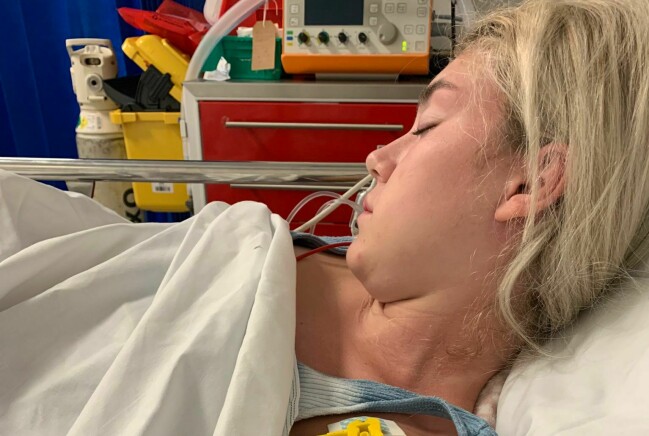 Emma kan inte leva ett så socialt liv eftersom risken att få en infektion är för stor. Hon har i dag kommit tillbaka till sin vanliga vikt på 50 kg, men blir hon sjuk går hon snabbt ned 5 kg. Emma på sjukhuset i Leeds.