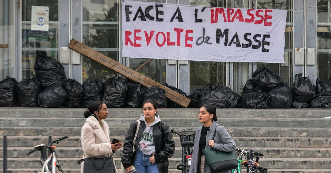Studenter utanför universitetet Nanterre utanför Paris, vars portar blockeras av sopsäckar. Tumult och oro efter franskt pensionsbeslut