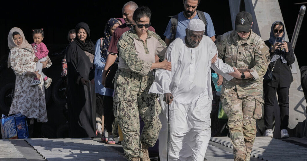 Sudaneser som flytt konflikten i hemlandet togs emot vid flygplatsen i Jidda i Saudiarabien i torsdags. Arkivbild. Samtal i Saudiarabien om eldupphör i Sudan