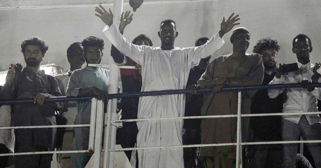 Sudanesiska flyktingar när de i torsdags anlände till hamnen i Jidda i Saudiarabien. Arkivbild. Samtal om eldupphör inleds i Saudiarabien