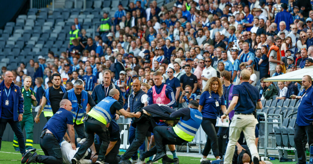 Supportrar tog sig in på planen. Skandalscener på Tele2 när Dif räddade kryss