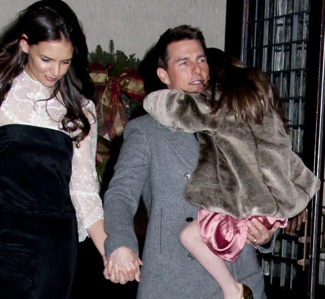Katie Holmes, Tom Cruise och Suri Cruise på samma bild 2011, i samband med Katies 33-årsdag. Katie Holmes, Tom Cruise och Suri Cruise 2011.