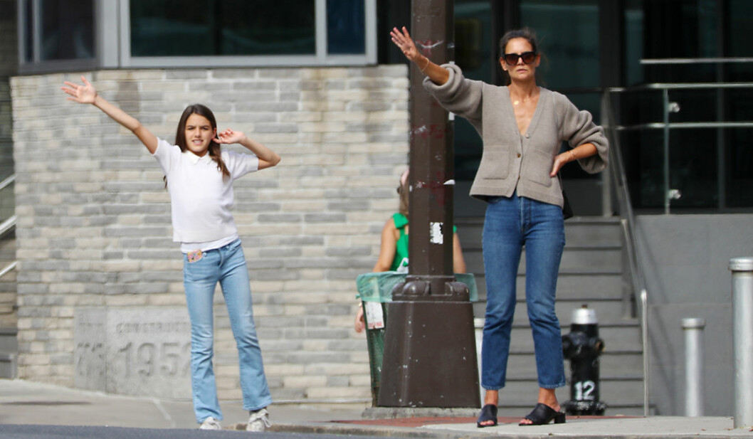 Suri Cruise och Katie Holmes i augusti 2019. Suri Cruise och Katie Holmes i väntan på taxi.