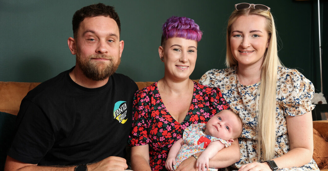 Lewis Batterham, Chloe Thomas med lilla Wren i famnen och Laura Curtis. Lewis Batterham, Chloe Thomas med bebisen Wren i famnen och laura Curtis sitter i en soffa.