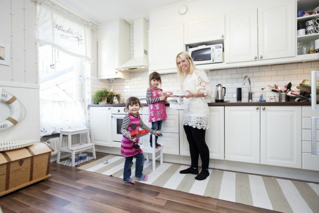 Ayla och Alicia hjälper mamma att ställa fram fika. Foto: Malin Bondeson Ayla och Alicia hjälper mamma att ställa fram fika. Foto: Malin Bondeson
