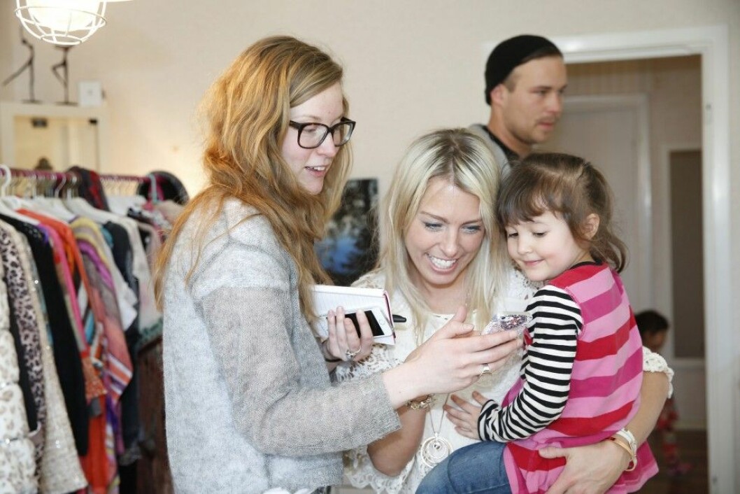 Reporter Lina Tidén Sundin visar “gruppbilden” som just togs. Foto Malin Bondeson Reporter Lina Tidén Sundin visar "gruppbilden" som just togs. Foto Malin Bondeson