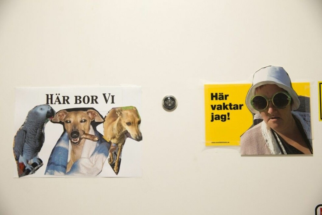 Det syns redan på ytterdörren att hon lever för sina djur. Foto: Malin Bondeson Hemma hos Sussi Eriksson i Märsta