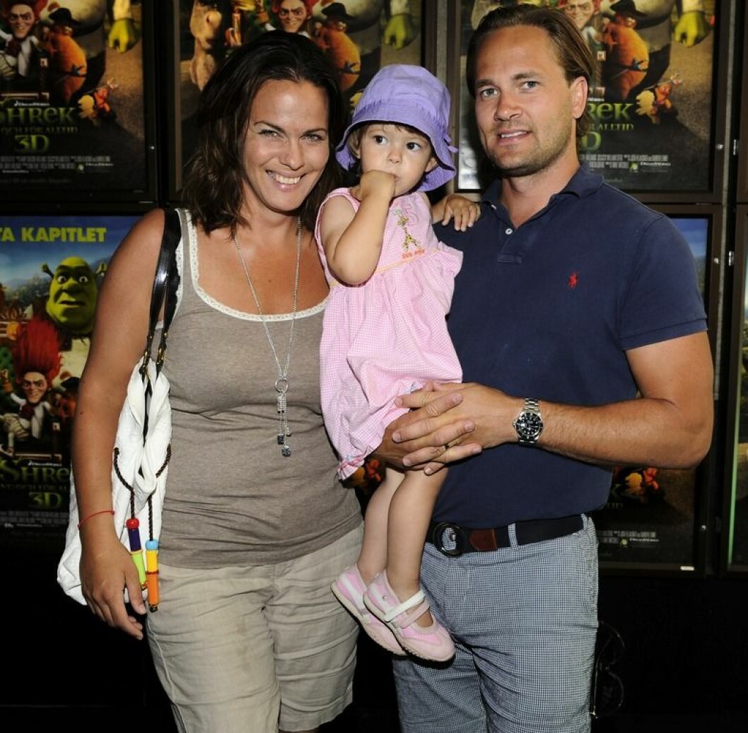 Suzanne Sjögren och Anders Jensen med dotter Izabella på premiären av “Shrek – nu och för alltid”. FOTO: Karin Törnblom/TT Suzanne Sjögren och Anders Jensen med dottern Izabella