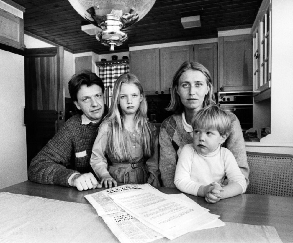 Familjen Magnusson samlad kring matbordet år 1984. Musikern Sven-Erik Magnusson Sven-Ingvars, med maka Eva och barnen Johanna och Oscar.