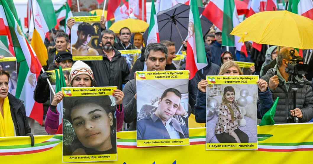Svenk-iranier demonstrerar utanför Riksdagen i Sverige för att visa sitt stöd för det iranska folkets protester. Arkivbild. Författarförbundet startar kampanj för Iran