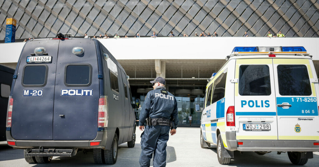 Svensk och norsk polis utanför arenan inför derbyt på söndagen mellan Hammarby IF och Djurgårdens IF på Tele2 Arena. Norsk polis på hett Stockholmsderby