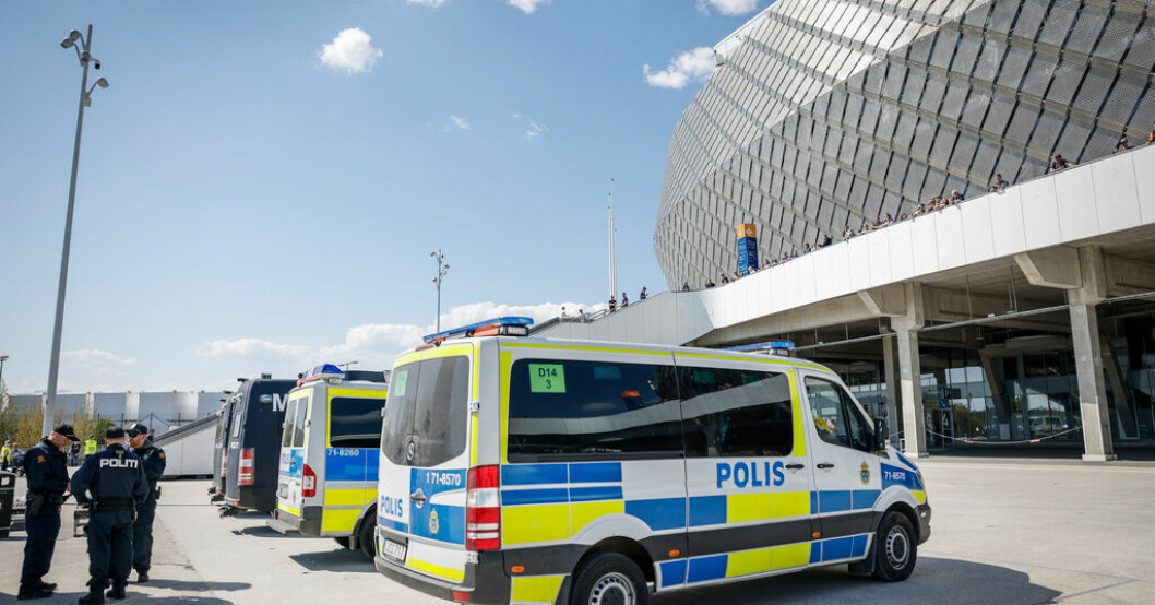 Svensk och norsk polis utanför arenan inför söndagens fotbollsmatch i allsvenskan mellan Hammarby IF och Djurgårdens IF på Tele2 arena. Två poliser skadade i samband med derby