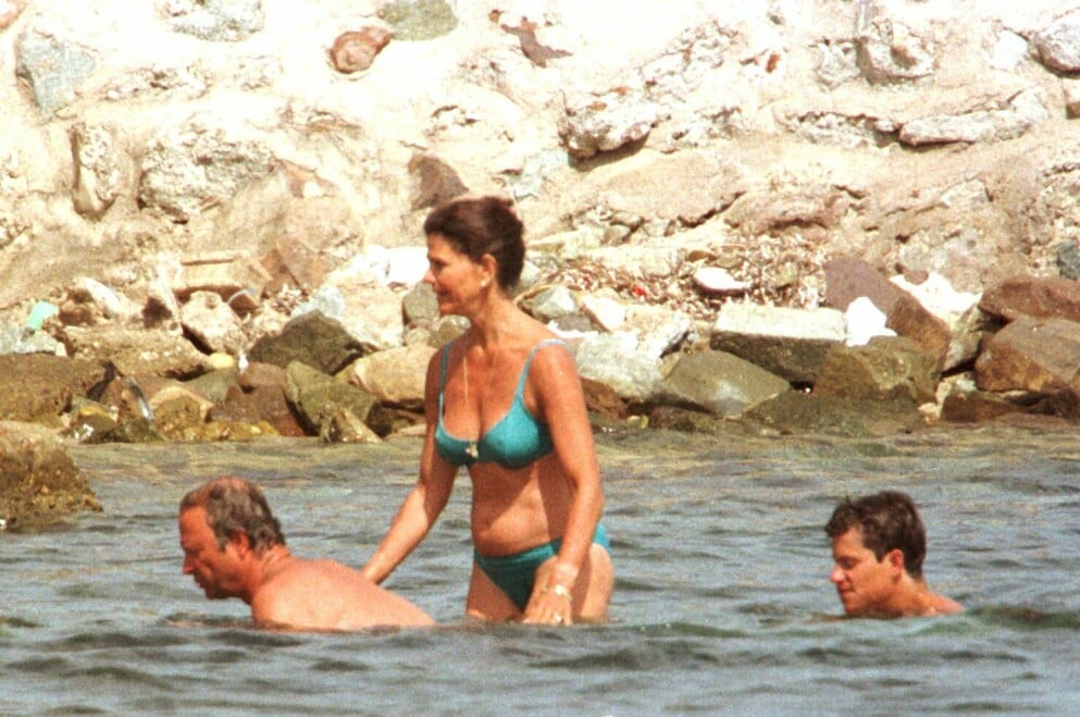Svenska kungafamiljen på semester hos prinsessan Lilian på Franska rivieran. Drottning Silvia, kung Carl Gustaf och prins Carl Philip i vattnet.