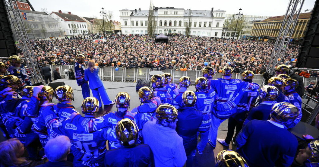 Svenska mästarlaget i ishockey, Växjö, hyllades av ett smockfullt torg hemma i Växjö. Växjö hyllades efter SM-guldet