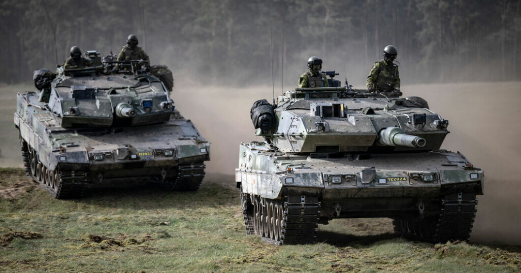 Svenska stridsvagn 122 på Rinkaby skjutfält under militärövningen Aurora 23. Fienden kommer från havet i Auroras slutstrid