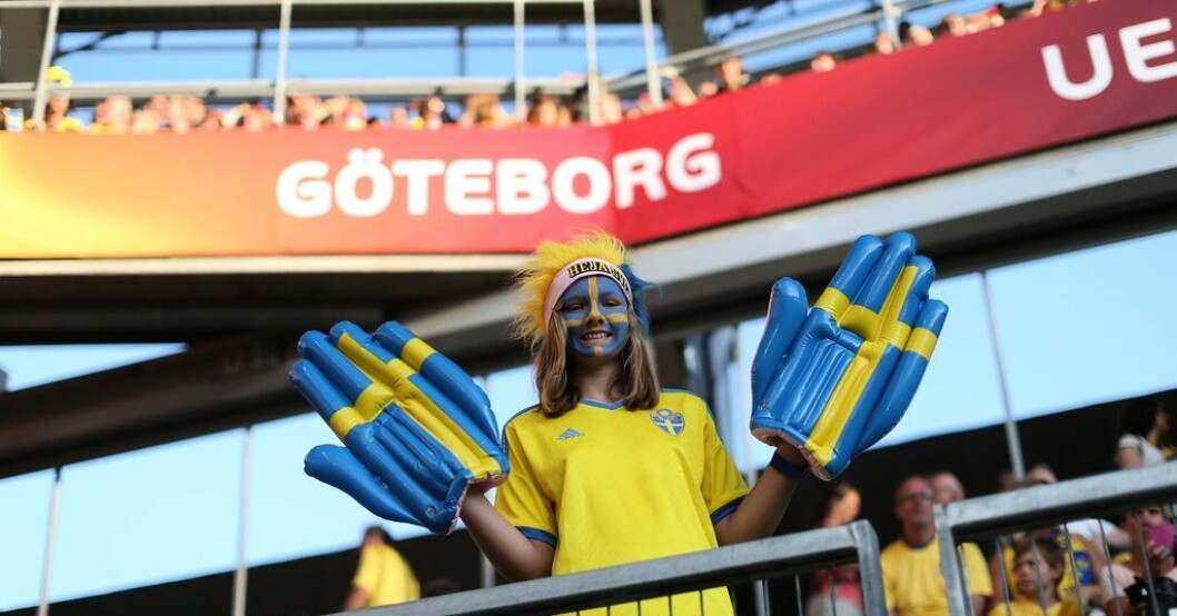 Svenska supportrar under fotbolls-EM i Sverige 2013. Om två år kan det vara dags igen. Arkivbild. I dag kan Sverige få fotbolls-EM: "Goda chanser"
