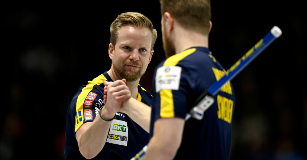 Svenske skippern Niklas Edin firar med lagkamraten Rasmus Wrana efter vinsten mot Nya Zeeland. Sverige besegrade Nya Zeeland i curling-VM