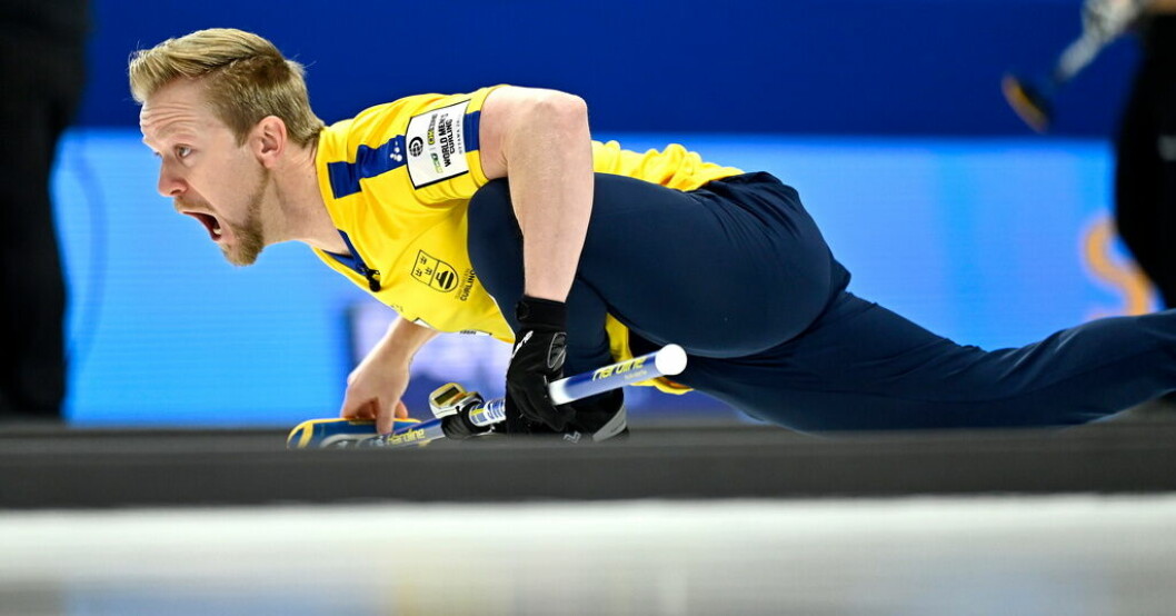 Svenske skippern Niklas Edin skriker ut order i segermatchen mot Italien. Curlingherrarna vidare efter storseger