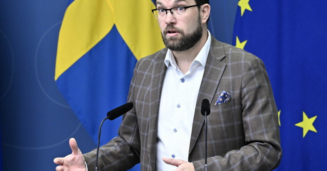 Sverigedemokraterna anser att Sveriges EU-medlemskap börjar bli lik en "tvångströja" och det bör utvärderas, skriver partiledaren Jimmie Åkesson i en debattartikel. Pehrson kritisk till SD:s EU-utspel: Uteslutet