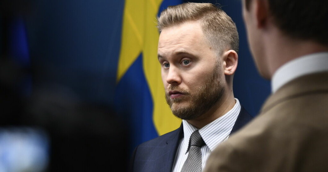 Sverigedemokraternas Henrik Vinge blir ny ordförande för trygghetsberedningen där samtliga riksdagspartier sitter. Beredningen får ett nytt uppdrag och Vinge lämnar tillsvidare som gruppledare för SD. SD ska leda trygghetsberedningen