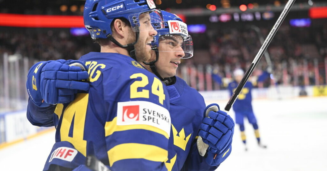 Sveriges André Petersson, till höger, jublar tillsammans med Oscar Lindberg efter 2–1-målet i segern över Danmark. Sveriges sjätte raka – laddar om till gruppfinal