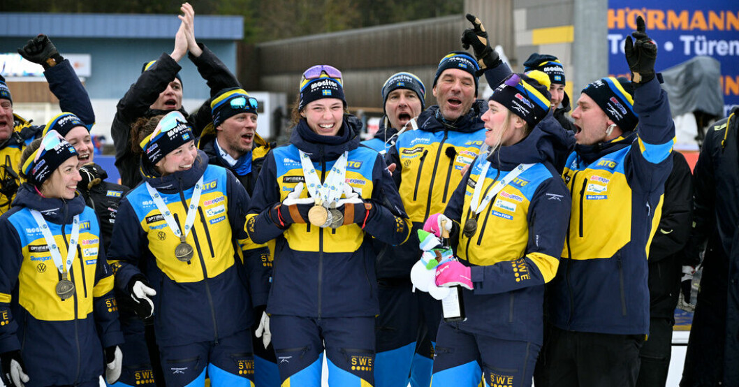 Sveriges damlandslag med bland andra Anna Magnusson, Linn Persson, Hanna Öberg, Elvira Öberg, landslagstränarna Johannes Lukas och Jean-Marc Chabloz jublar med alla medaljer sista dagen av skidskytte-VM i tyska Oberhof. Krossade medaljrekordet: "Helt sjukt VM"