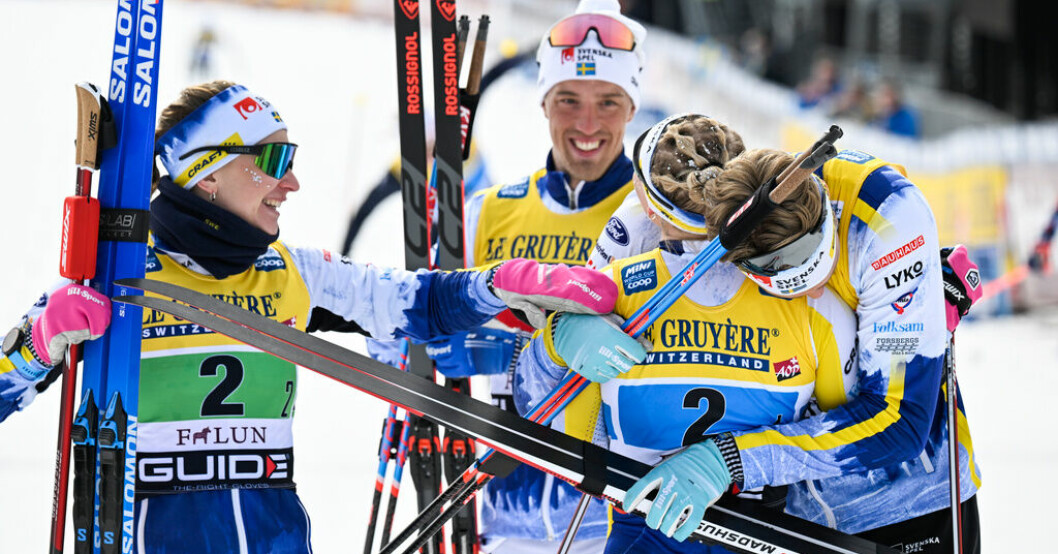 Sveriges förstalag med Moa Ilar, Calle Halfvarsson, Jonna Sundling och Edvin Anger firar segern i söndagens mixedstafett, 4x5 km, under världscupen i Falun. Sundling spurtade segern till Sverige