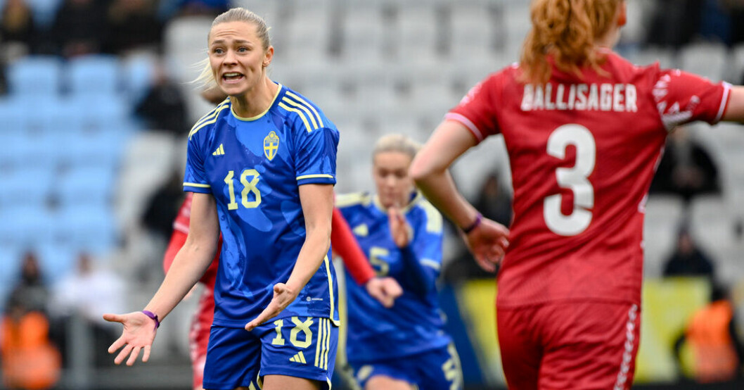 Sveriges Fridolina Rolfö visar sin frustration under fredagens träningslandskamp i fotboll mellan Sverige och Danmark på Eleda stadion i Malmö. Sverige föll mot Danmark: "Alldeles för dåligt"