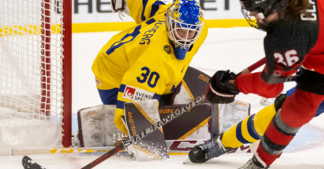 Sveriges målvakt Emma Söderberg och Kanadas Emily Clark under kvartsfinalen i ishockey-VM i Kanada natten mot fredagen. Sverige föll mot värdnationen efter förlängning. Sverige förlorade i förlängning: "Så jävla nära"