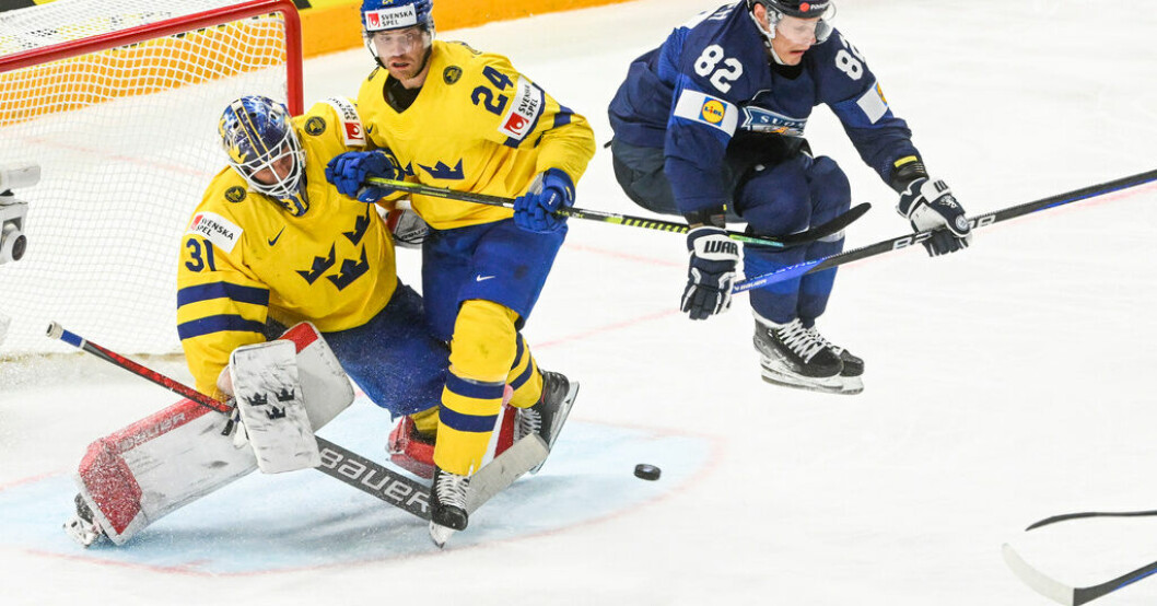 Sveriges målvakt Lars Johansson, Sveriges Oscar Lindberg och Finlands Harri Pesonen i kamp under VM-matchen. Ny seger – och intresse från Toronto