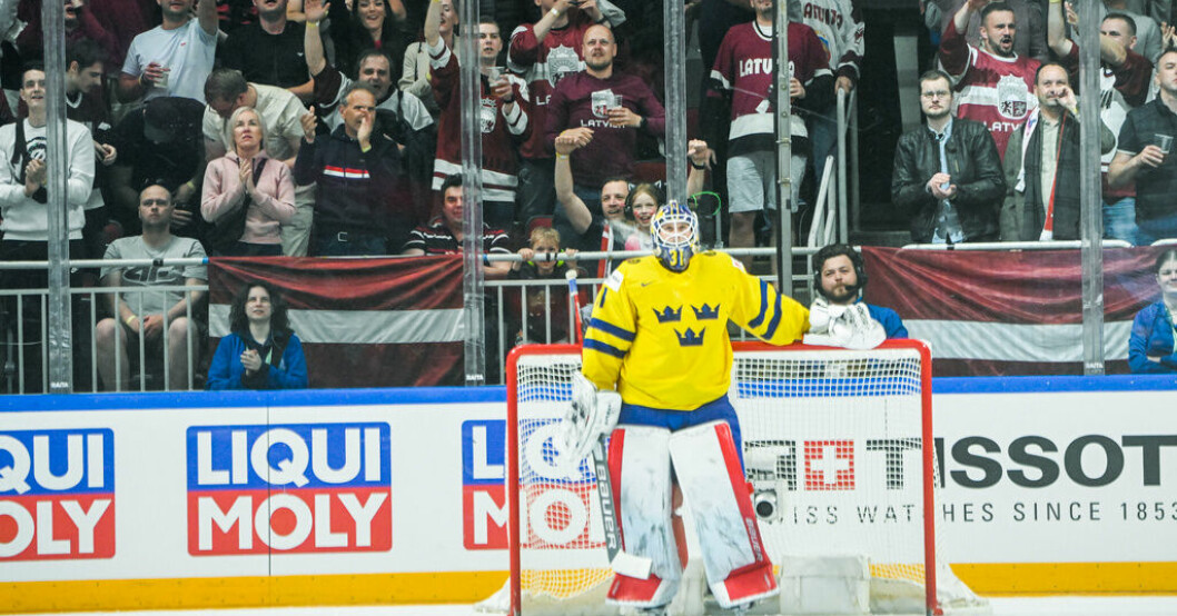 Sveriges målvakt Lasse Johansson deppar efter Lettlands 3–1-mål. Nytt fiasko i Riga – Sverige ute ur VM