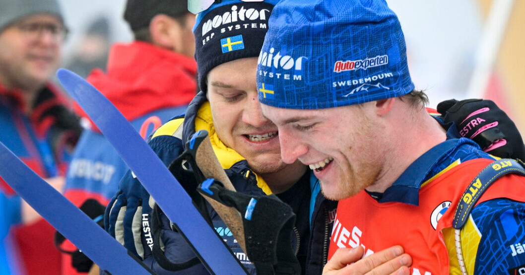 Sveriges Sebastian Samuelsson kramas om av tränaren Johannes Lukas efter att ha tagit brons i herrarnas jaktstart, 12,5 km, i skidskytte-VM i tyska Oberhof. Tränaren i tårar efter bronset: Största han gjort