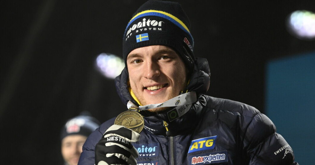 Sveriges Sebastian Samuelsson med sin bronsmedalj under prisutdelningen efter herrarnas jaktstart, 12,5 km, i skidskytte-VM i tyska Oberhof. VM-brons till Samuelsson: "Rörd och stolt"