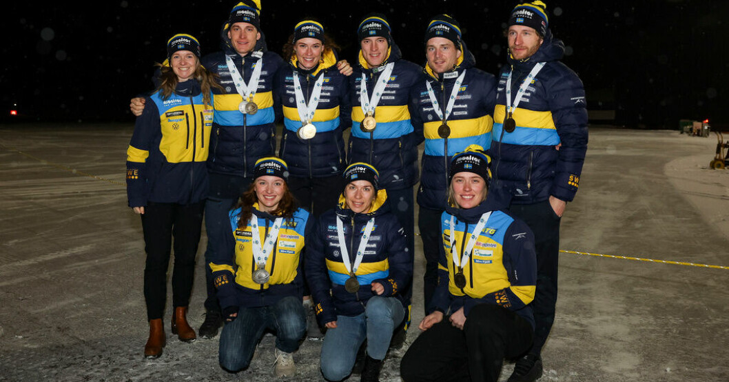 Sveriges skidskyttar visar upp sina VM-medaljer på Östersunds flygplats vid hemkomsten från skidskytte-VM. Total blev det elva svenska VM-medaljer i årets mästerskap. Guldhjältarna hemma igen: "Sov några timmar"