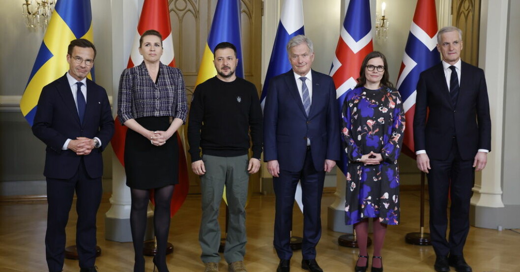 Sveriges statsminister Ulf Kristersson, Danmarks statsminister Mette Frederiksen, Ukrainas president Volodymyr Zelenskyj, Finlands president Sauli Niinistö, Islands statsminister Katrín Jakobsdóttir och Norges statsminister Jonas Gahr Støre i Helsingfors. Nordenledare möter Zelenskyj – ömsesidiga lovord