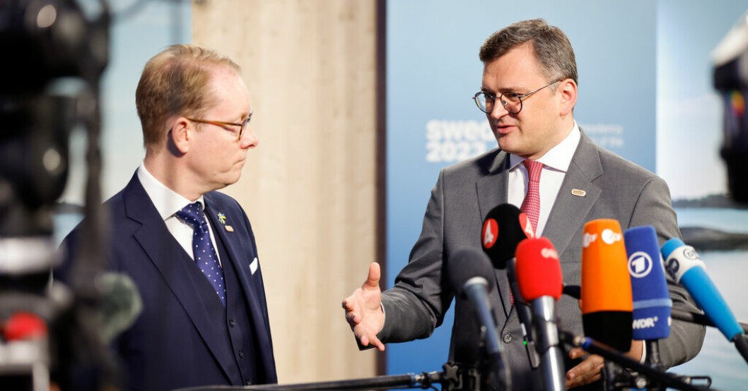 Sveriges utrikesminister Tobias Billström tar emot Ukrainas utrikesminister Dmytro Kuleba på lördagen. Kuleba i Sverige: Fråga inte när offensiven kommer