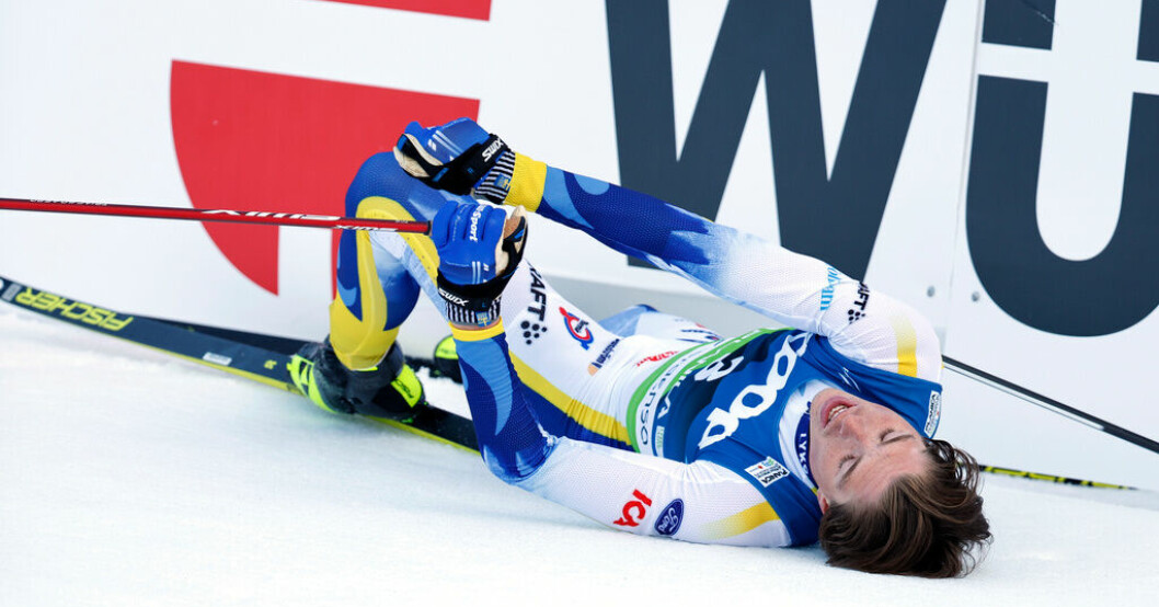 Sveriges William Poromaa fastnade med skidan i reklamskylten efter målgång i herrarnas skiathlon under skid-VM. Poromaas besvikelse efter norsk VM-trippel: "Less"